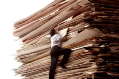 Sắp xếp tài liệu lưu trữ trên kệ hồ sơ có khoa học