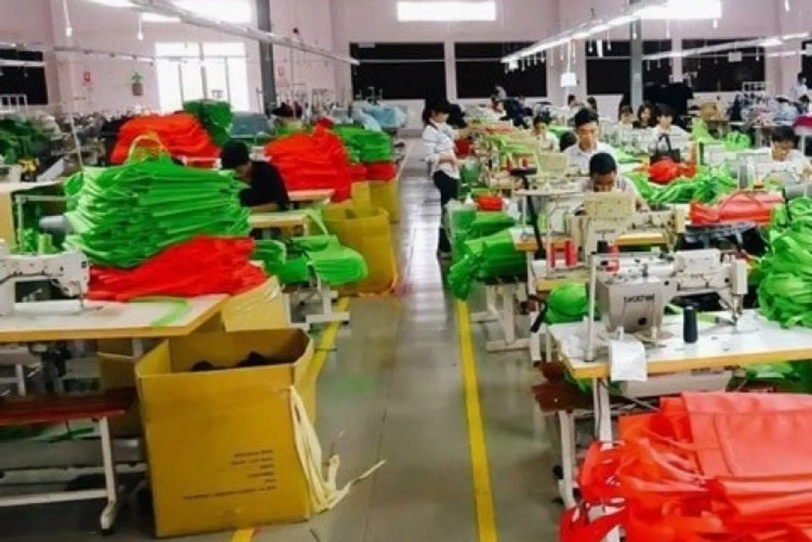Đặt túi tại xưởng may túi vải không dệt có thật sự rẻ hơn?