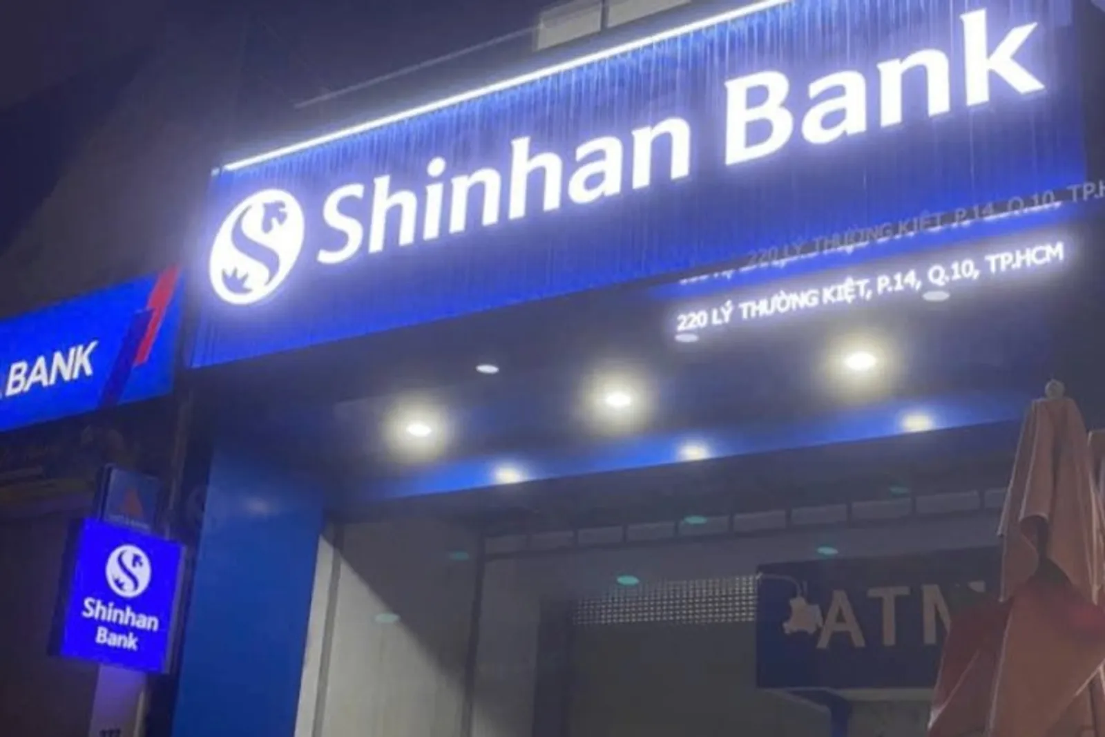 Bảng hiệu đèn LED nổi bật cả ngày lẫn đêm nhờ decal 3M