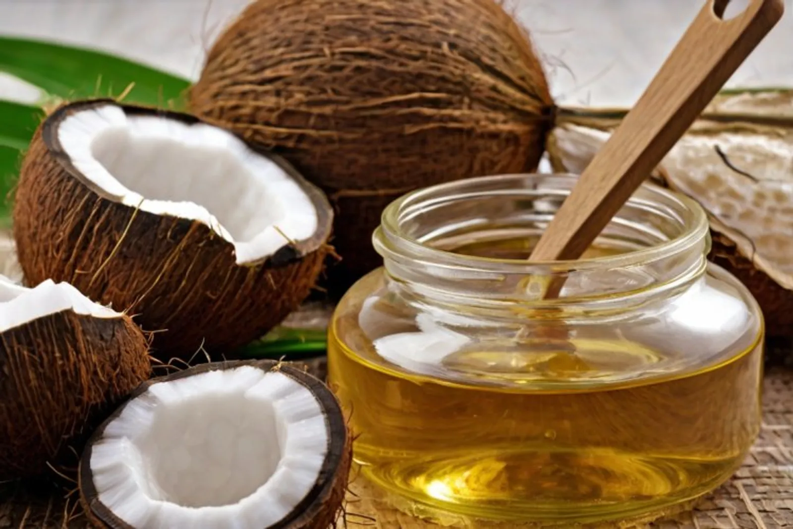 Dưỡng tóc bằng dầu dừa: Hiệu quả thật hay chỉ là lời đồn?