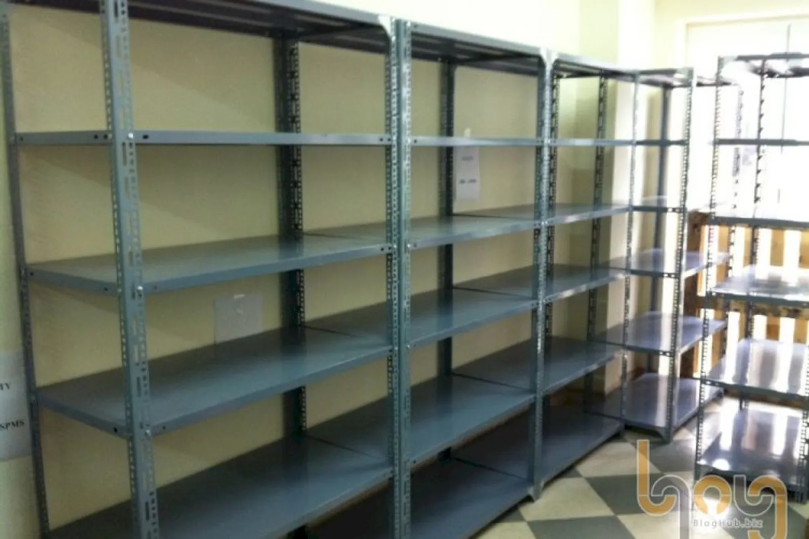 Ưu điểm và tận dụng kệ thép V lỗ trong cuộc sống