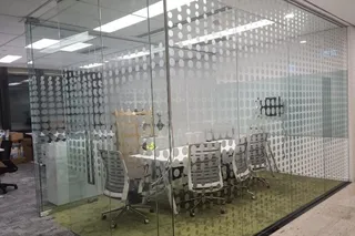 Bảng hiệu kính mờ đặc biệt độc đáo hơn với decal 3M