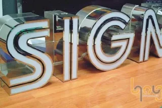 Gia công chữ inox lồng mica cho bảng hiệu quảng cáo đẹp